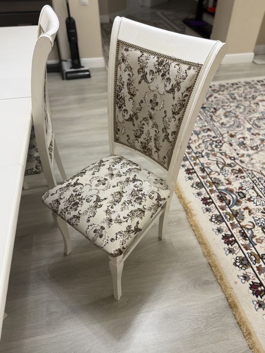 Стол для гостиной