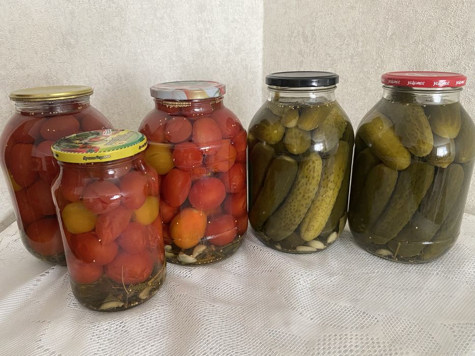 Домашние соленья(огурцы, помидоры)