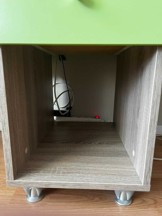 Продавам ученическо бюро