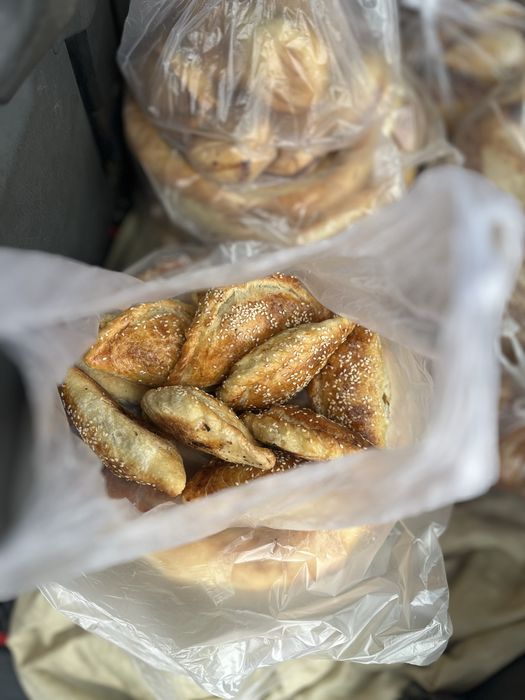 Лепешки, выпечка, сэнгвичи, булочки, крылышки