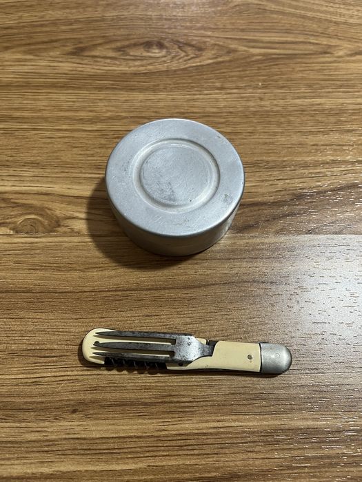 Set furculita cu tirbuson si pahar pliabil din alumuniu