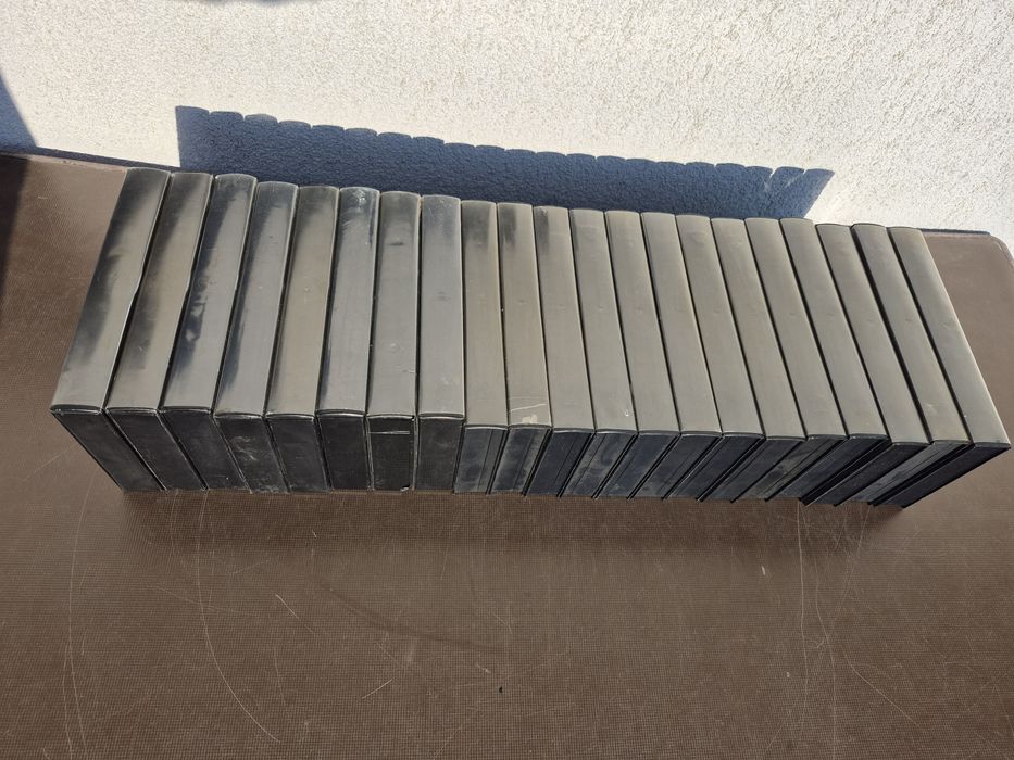 Vând Lot 21 casete video originale BASF de  180 minute cu filme diferite genuri