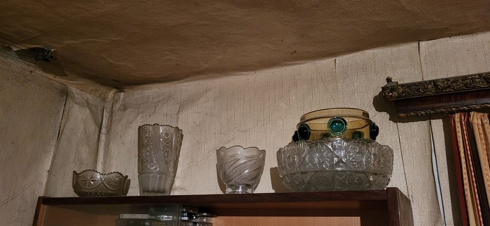 Вазы хрустальные , бутылки,  графины и прочее