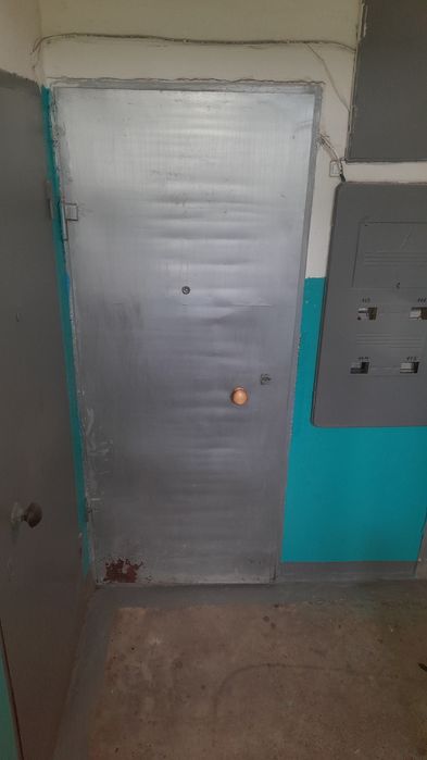 Входная дверь,металлическая.