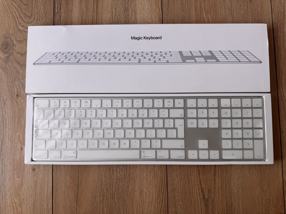 Apple Magic Keyboard cu tastatura numerica, wireless, QWERTY