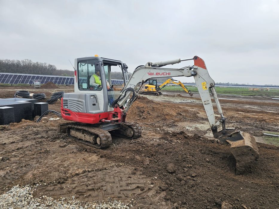 Închiriez incarcator telescopic manitou și miniexcavator,bobcat.