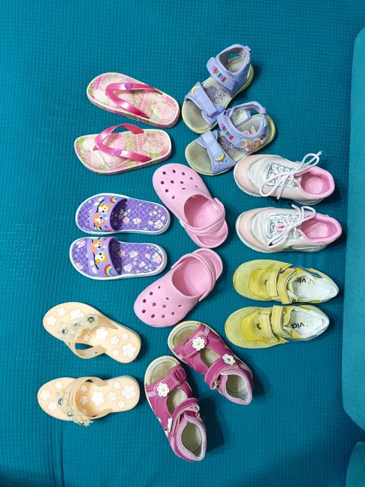 Босоножки, кроссовки, шлёпки, сланцы и кроксы для девочки