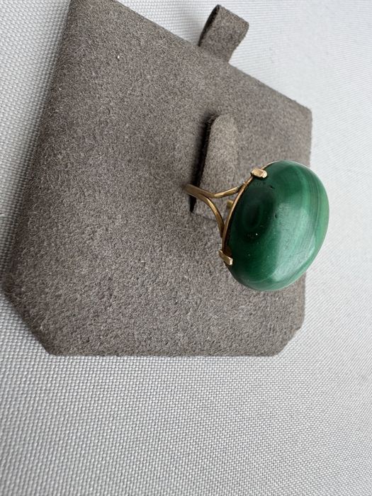 Inel din aur si malachit