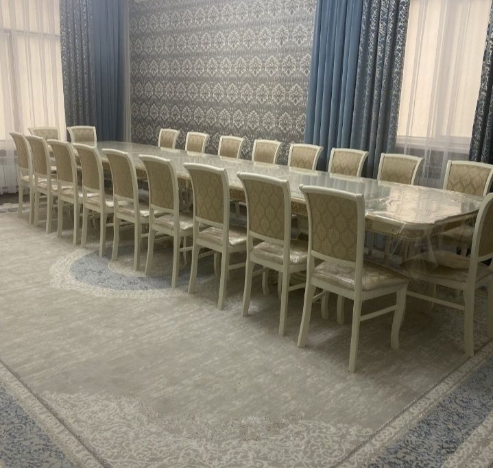 Стол со стульями