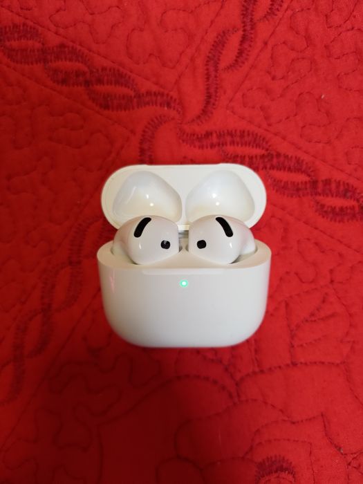 Apple AirPods 4 cu Active Noise Cancellation – stare perfectă