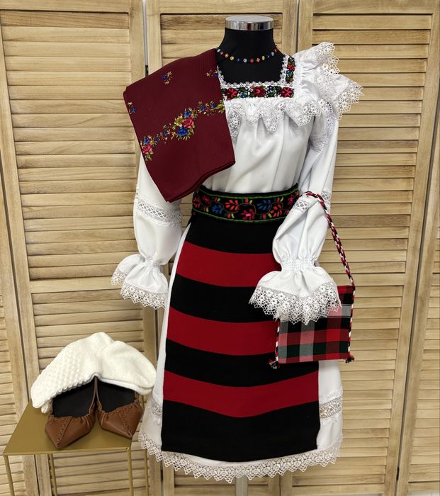 Costum popular femei din  Maramureș cu Zadii/catrinte