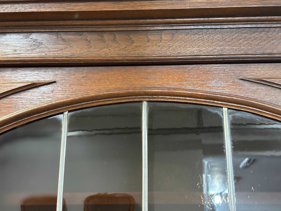 Стенна витрина-шкаф от дъб