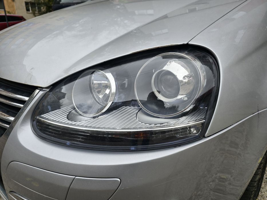 Faruri  Xenon originale Volkswagen Golf 5 in stare foarte buna