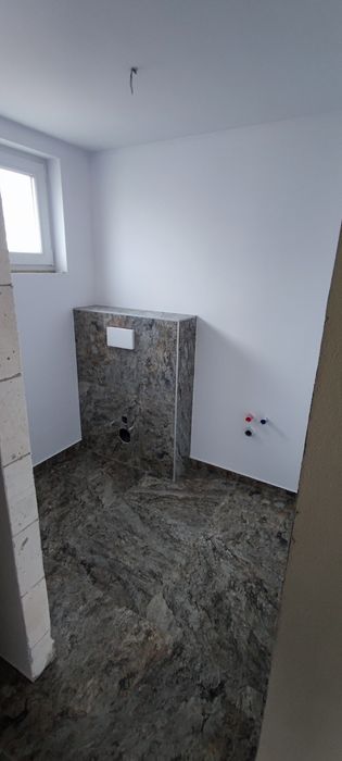 Casa de vânzare valea slatinitei la strada principala drum asfaltat