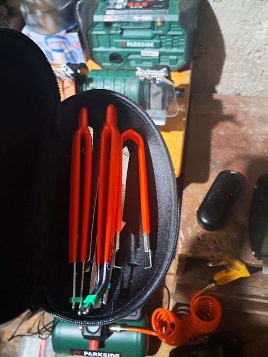 Сет за часовникари (в черната кутия със синия апарат):
​Син инструмент