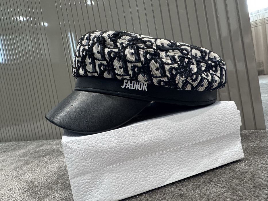 Дамска шапка тип каскет