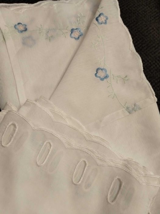 2 броя затъмняващи пердета с перделик и връзки и 2 бр къси пердета