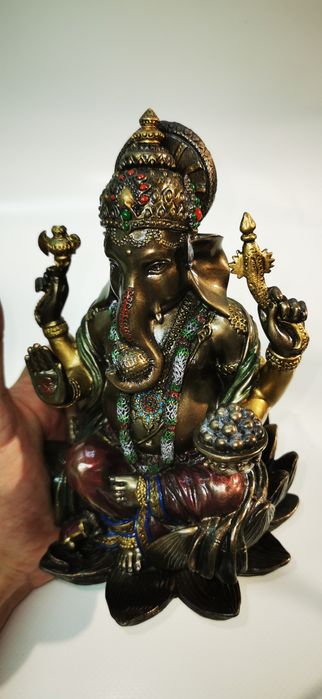 Два статуетки на индийски богини