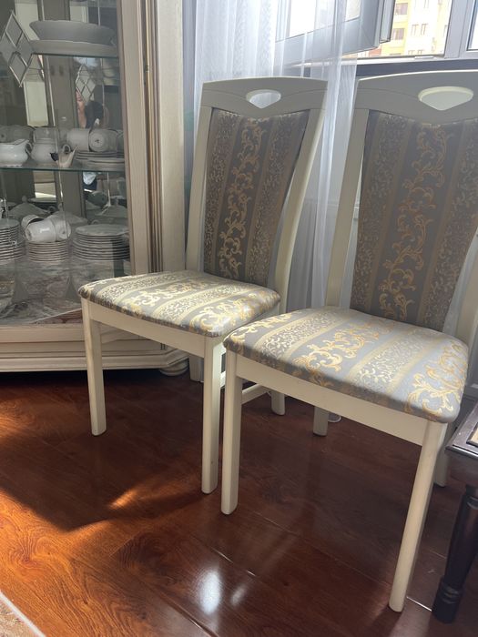 Стулья белые