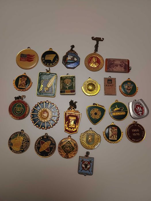 Vand brelocuri anii 80, sport, industrie, turism, auto! preturi dif !!