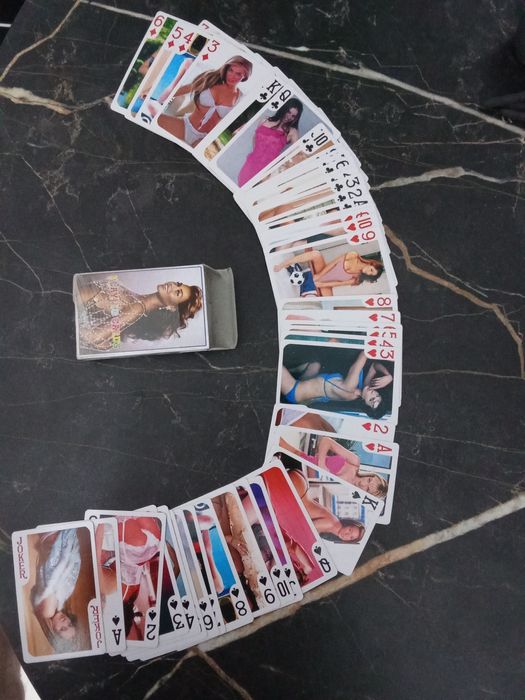 Карты игральные с изображением девушек