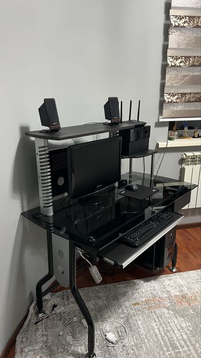 Компьютерный стол, компьютер и аксессуары, колонки Microlab