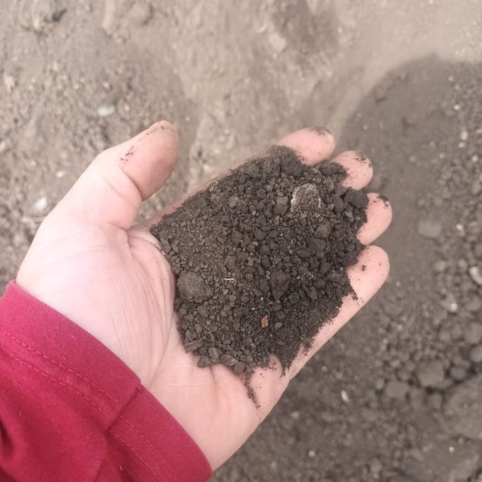 Pământ vegetal negru curat cantitate 4 mc