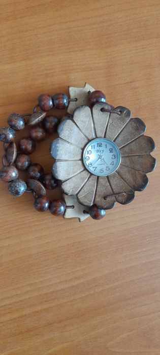 Дамски гривни 3 броя заедно с дамски часовник също гривна.