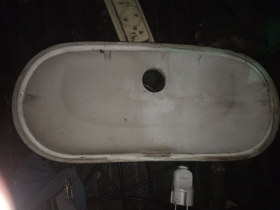 Крышка от бочка унитаза