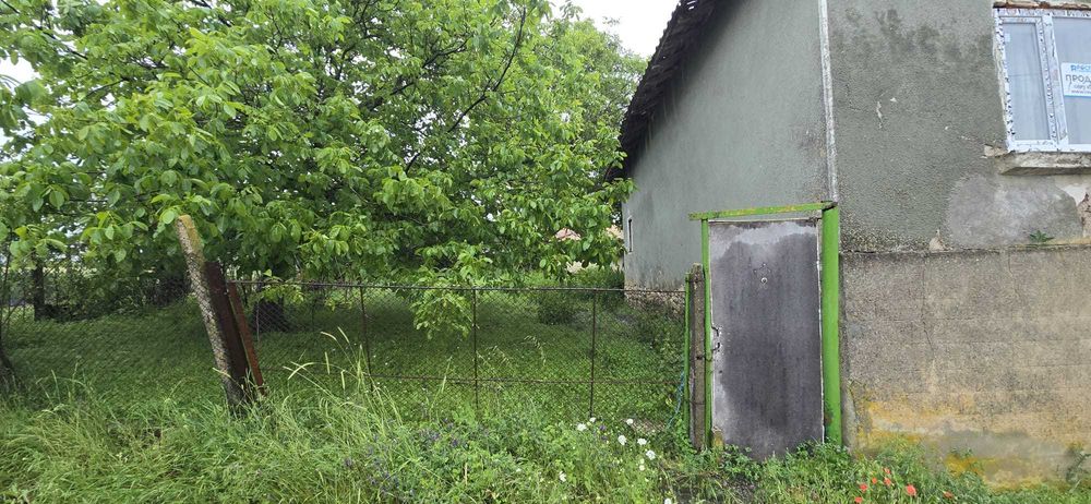Продавам къща с двор