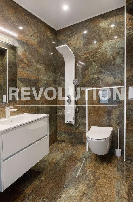 Тристаен апартамент в района на Галата!