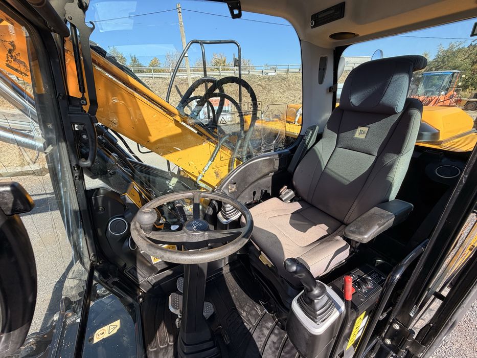 Excavator JCB pe roti
