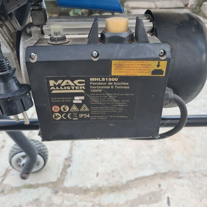 Masina de spart lemne defectă