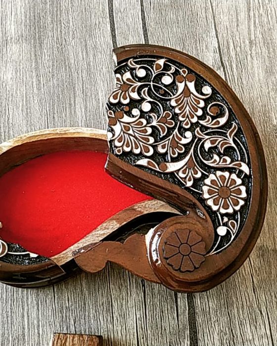 Sirli Quticha yong'oq darxtidan yasalgan sirli ochiladi