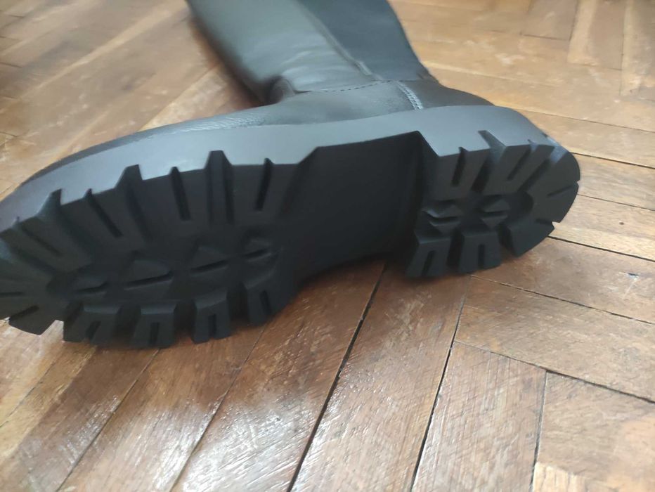 Черни кожени високи ботуши с цип,чисто нови!