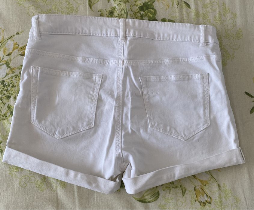 Pantaloni scurti albi fete