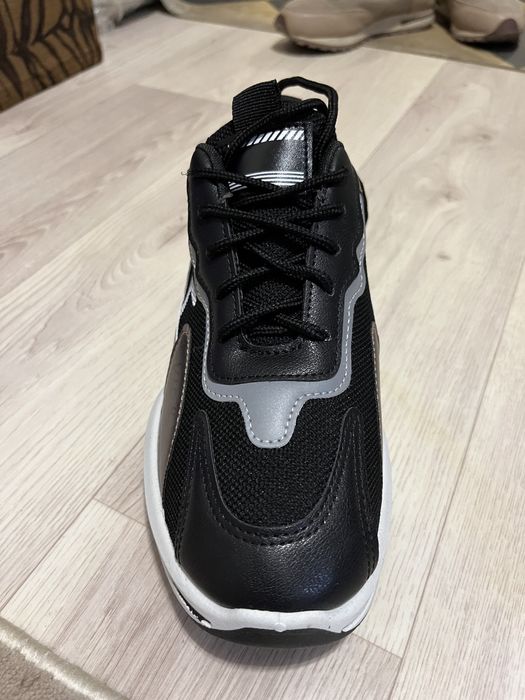 Продам мужские кроссовки