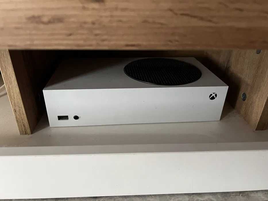 Xbox series S cu o maneta sau fara