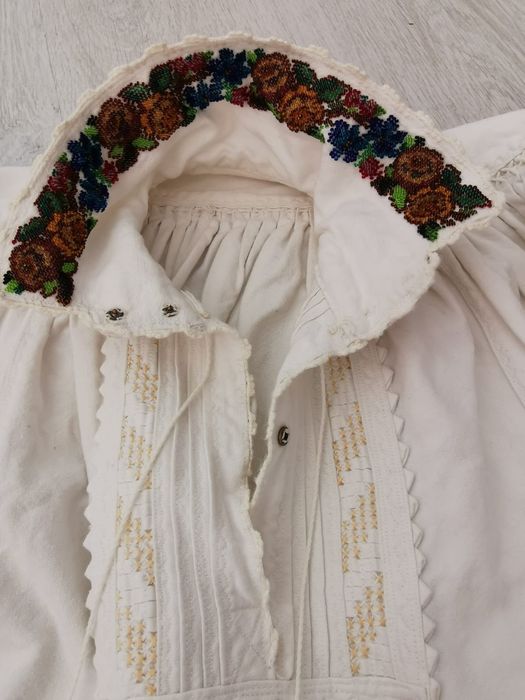 Vind cămăși de bărbați instare foarte bună cu margele pe pinza de casă