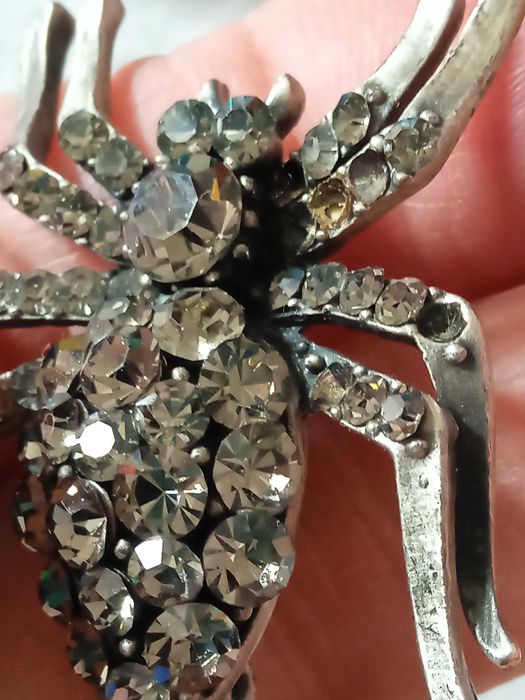 Брошка паяк с камъни Брошка цветя