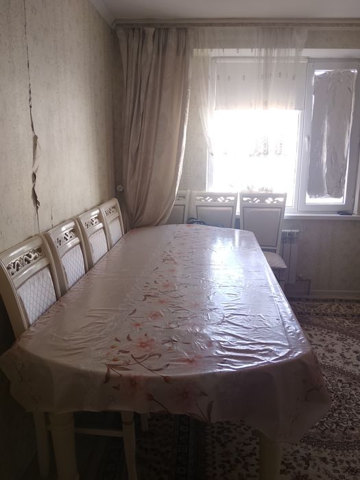 Стол стулья гостиной