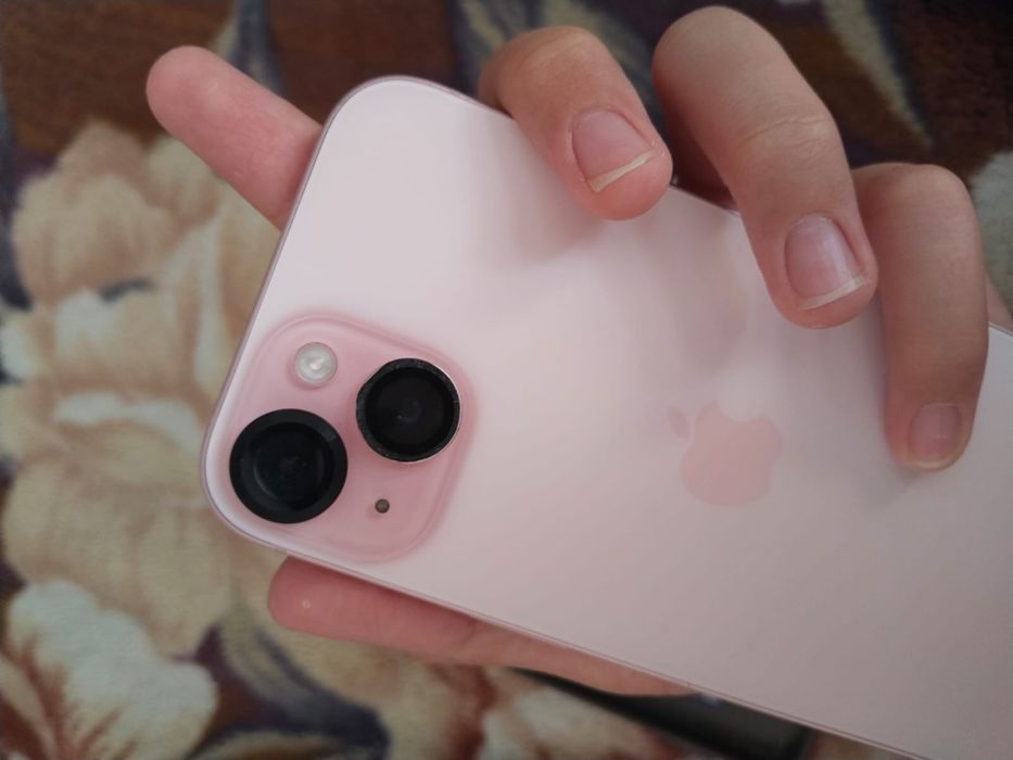 iPhone 15 розовый идеальный