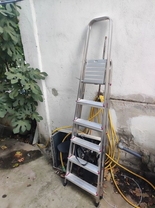 Стълба алуминиева 6 стъпалала.НОВА.Тежи5.2 кг.