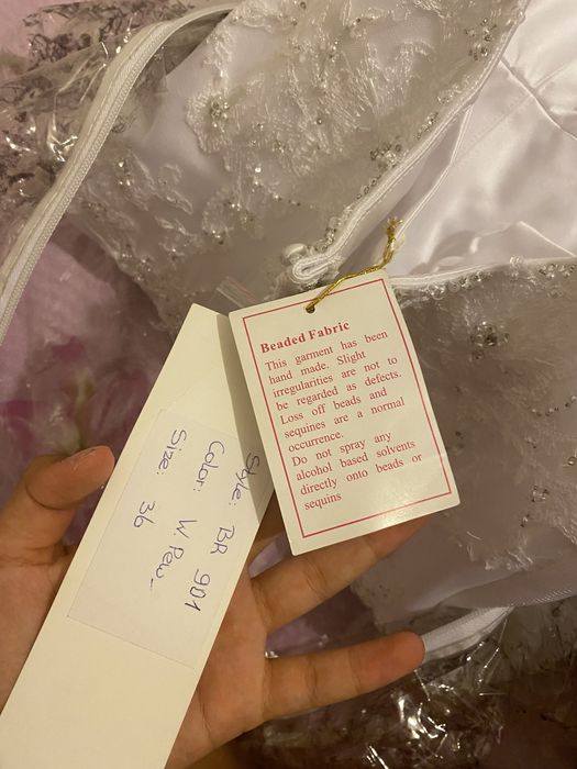 rochie de mireasa alba cu trena extensibila