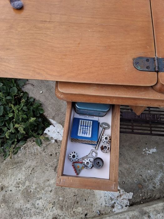 Mașină de cusut antică FUNKEN cu pedală și blat original din lemn.