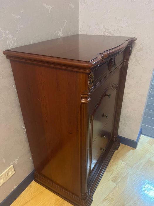 Продам кровать с комодом.