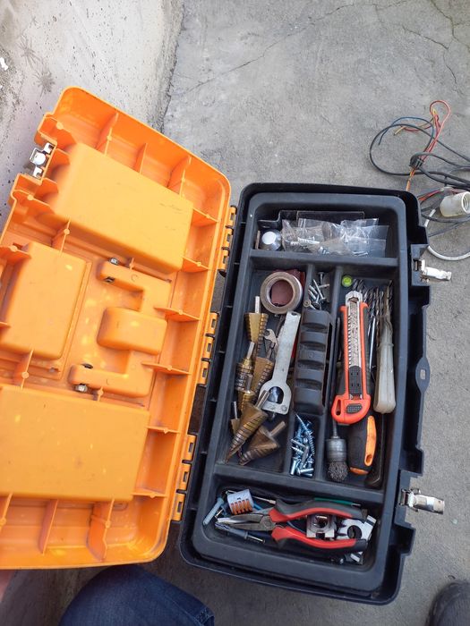 Ящик продам все для электрика