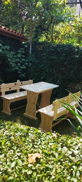 Комплект дървени маса с две пейки