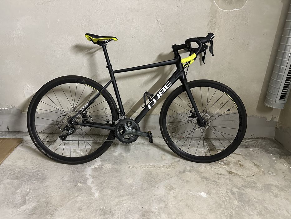 Продавам шосеен велосипед Cube Attain Race 2023 (черно/бял)