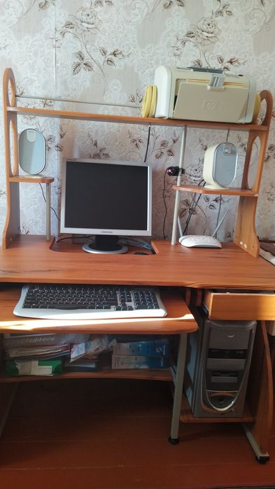 Продам компьютерный стол